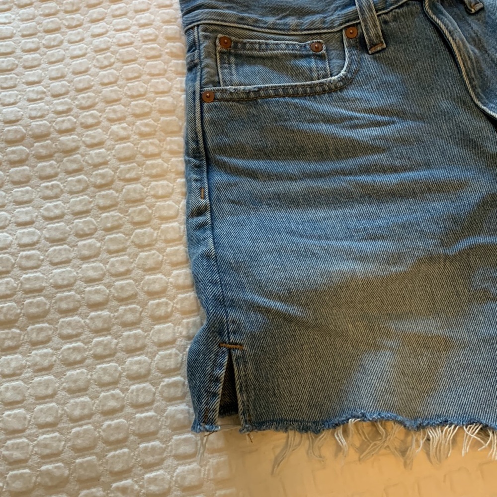 Like new Madewell relaxed fit denim shorts. Size 26. 5” inseam. - Picture 12 of 12